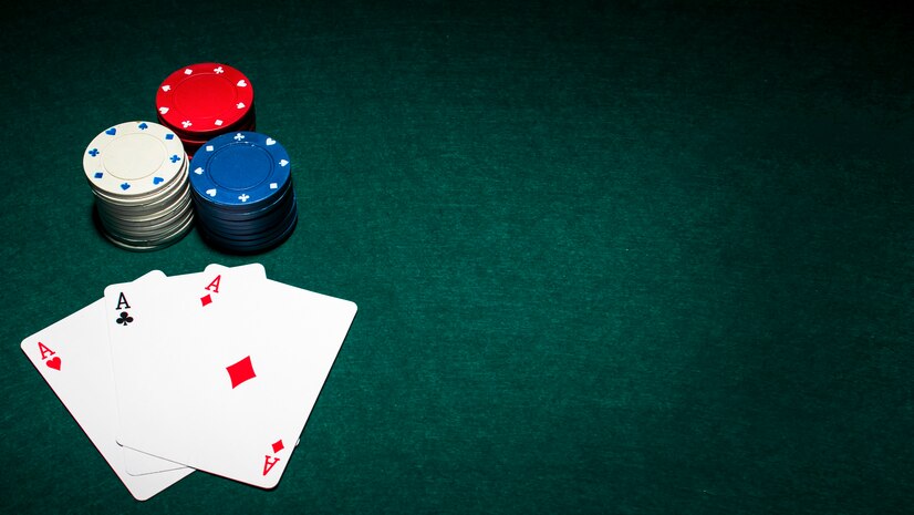 What happens in poker if there is a straight on the table